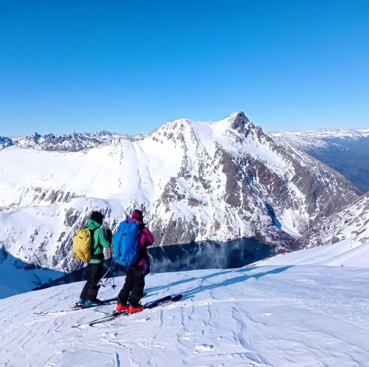 Persona haciendo trekking hacia Laguna Ilón